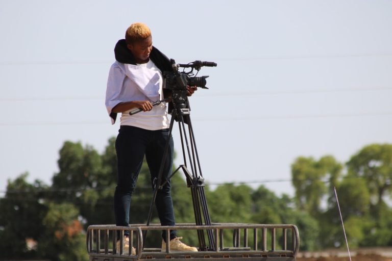 Eve-Noëllie Djébolo : les doigts magnétiques de prise de vue